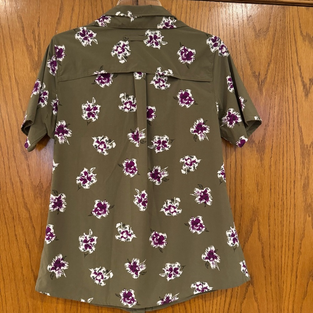 Duluth Trading Co Floral Vented Button Up Short Sleeve Army Green White Blouse - Picture 2 of 12